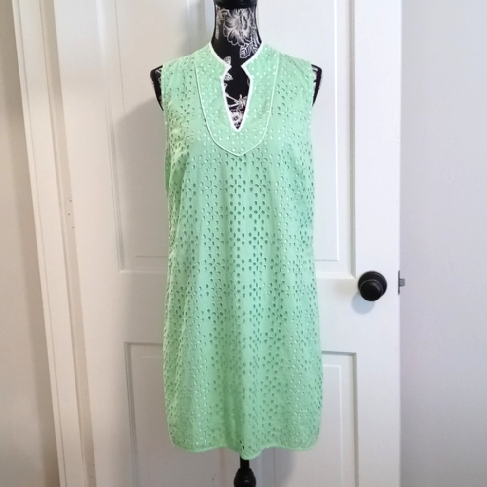 💚Crown & Ivy💚 - Mint Green "Bloom" Eyelet V-Neck Shift Dress